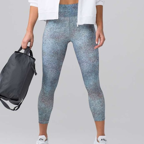 Like New Lululemon Final Lap Crop (23") Multi Sz 6 - Picture 5 of 8